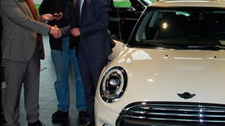 Vogl-Geschäftführer Jürgen Pöllner (re.) übergab die Fahrzeugschlüssel an HWK-Geschäftsführer Jochen Englmeier (li.) und Ausbildungsmeister Robert Datz. (Foto: Vogl)