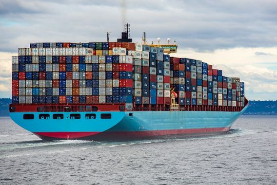 Preislich bewegen sich 40-Fuß-Standard-Container aus Asien auf ihrem Weg in die Nordseehäfen inzwischen wieder – je nach Relation – auf unter 1.200 Dollar. Preislich bewegen sich 40-Fuß-Standard-Container aus Asien auf ihrem Weg in die Nordseehäfen inzwischen wieder – je nach Relation – auf unter 1.200 Dollar.