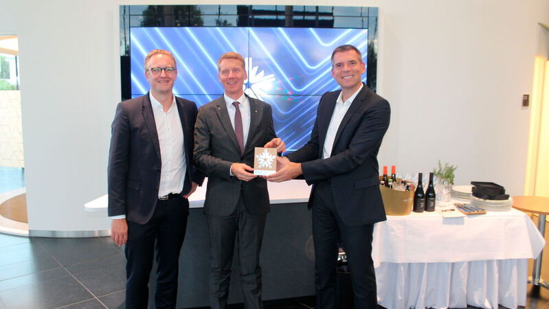 Holger Nelsbach (l.), General Manager Lexus Deutschland, und Andre Schmidt, Präsident Toyota Deutschland (r.), überreichten Michael Köhlerschmidt, Geschäftsführer des Lexus-Forums Filderstadt, den Kiwami-Award.