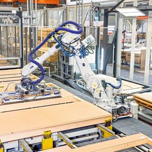 Ein Kamerasystem erkennt die Lage der Holzwerkstoff- und Gipsbauplatten und übermittelt diese Daten über eine eigens entwickelte Software an den Roboter.