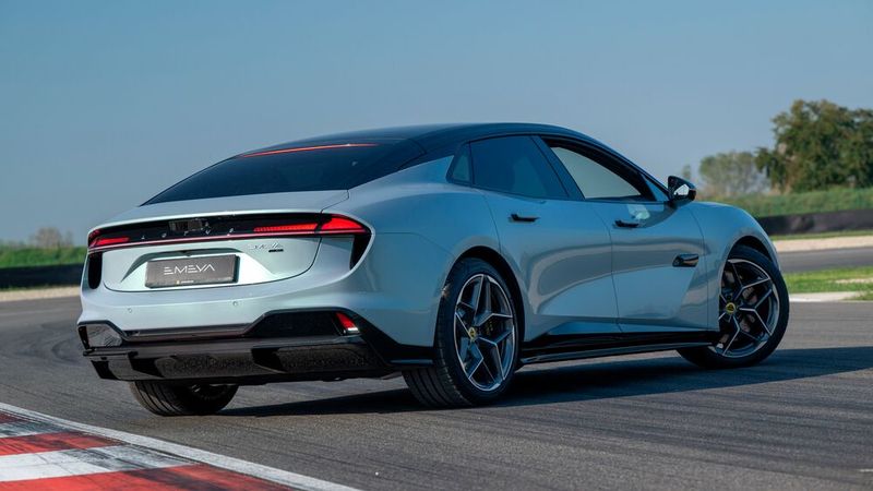Der viertürige Gran Turismo steht satt auf der Straße, wirkt mit seiner tief heruntergezogenen Front, dem coupéartigen Heck und dem feinen, durchgehenden Leuchtenband äußerst dynamisch. (Bild: Lotus)