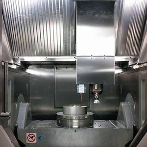 Hybridbearbeitungen werden wichtiger: Arbeitsraum eines 5-Achsen-Bearbeitungszentrums von Hermle mit integrierter MPA-Technik bei der Herstellung eines Werkzeugeinsatzes.
