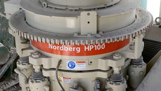 Der Metso Kegelbrecher vom Typ Nordberg HP100 hat in der stationären Aufbereitungsanlage der Kaiser Baustoffwerke in Deutschland viel bewirkt – mehr als 30 % elektrische Energie werden eingespart. (Bild: Metso)