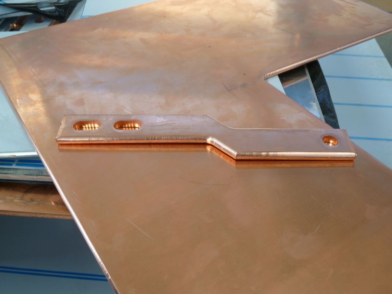 Bild 4: Die gestanzten Werkstücke aus Aluminium und Kupfer wurden auf der Twin/TRI in einem Prozess komplett bearbeitet. (Bild: Boschert)