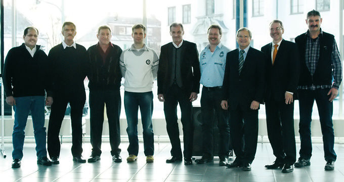 Ehrung für langjährige Mitarbeiter: (v.li.) Georg Haug und Josef Giersdorfer (20 Jahre), Anton Schneider (40 Jahre), Harald Pfeiler und Helmut Moro (25 Jahre), Gottfried Lindauer (35 Jahre), Firmenchef Hans Medele, Center-Leiter Dieter Trenkler und Reinhold Bendedikt (30 Jahre). (Medele)