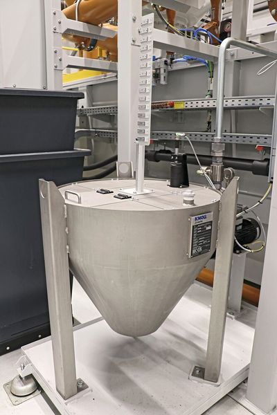 Mit dieser Hebeanlage lassen sich Zusatzstoffe automatisiert zum KSS dosieren. (Bild: Knoll)