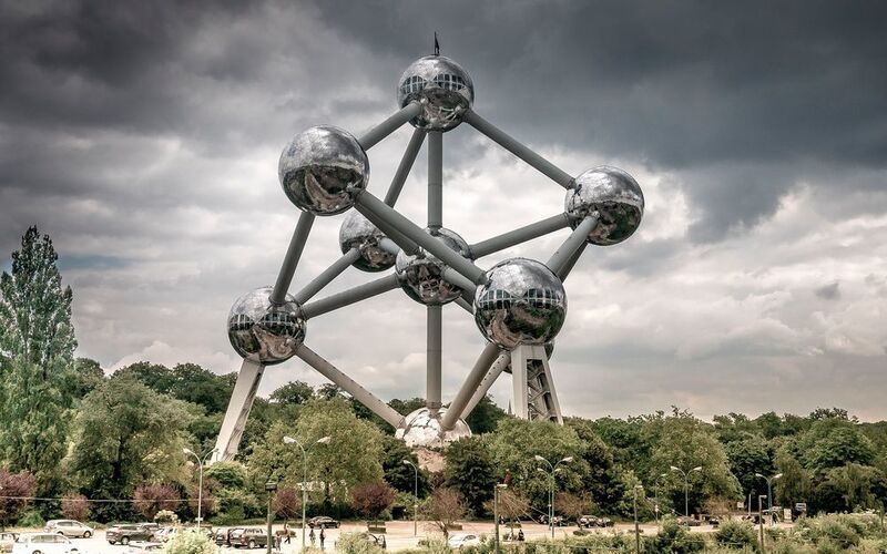 Das Atomium in Brüssel stellt die kubische Zelle des Kristallmodells des Eisens dar. Es gibt aber auch andere Bindungsformen, in denen Übergangsmetalle mit kleinen Molekülen so genante Komplexe ausbilden. (Symbolbild) (Pixabay/superdirk, gemeinfrei)