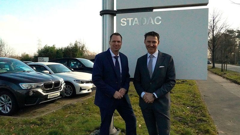 Søren Vinderslev (l.), Geschäftsführer NCG Retail, und Christian Rönsch (r.), Geschäftsführer May & Olde, vor der Stadac-Filiale in Stade.(Bild:  May & Olde)