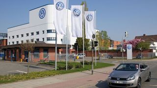 Da schien noch die Sonne über dem VW-Werk in Onsabrück. Nun trüben sich die Aussichten für die Zukunft des zweitkleinsten VW-Werks ein, denn ein Porsche-Auftrag, der ab 2026 die Produktion weiter aufrecht erhalten hätte, ist vom Tisch ... (Bild: Volkswagen)