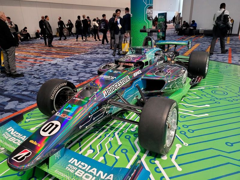 Die Indy Autonomous Challenge auf der CES 2025 wird anspruchsvoller und wettbewerbsfähiger sein als je zuvor. Zum ersten Mal traten am 9. Januar 2025 auf dem Las Vegas Motor Speedway mehr als zwei der schnellsten autonomen Rennwagen der Welt Seite an Seite in Multicar Races gegeneinander an. (Bild: Stefanie Eckardt)