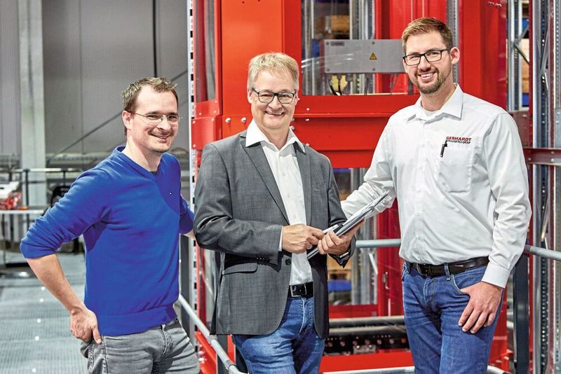 Stefan Dinkel (links) und Philipp Bentz (rechts) von Gebhardt Fördertechnik haben sich von Anfang an mit dem Funkspezialisten Jürgen Weczerek (Mitte) von Phoenix Contact ausgetauscht. (Phoenix Contact)