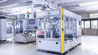 In Rheinböllen befindet sich die Unternehmenszentrale und der größte Produktions-standort. Hier sind 650 der rund 1.800 Mitarbeiterinnen und Mitarbeiter beschäftigt. (Bild: JustAnArtwork / Andrej Justus / Hahn Automation)