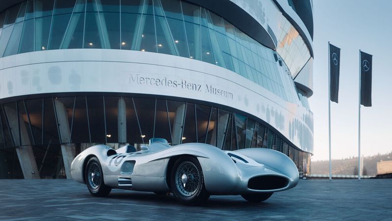 Besitzer des Silberpfeils war nicht Mercedes-Benz. Das Fahrzeug gehörte zu einer Kollektion des Indianapolis Motor Speedway Museums. Die Amerikaner haben es nun versteigert, um mit dem Erlös die Sammlung sowie Restaurierungsarbeiten ihres Museums zu finanzieren.(Bild:  Maximilian Balazs)