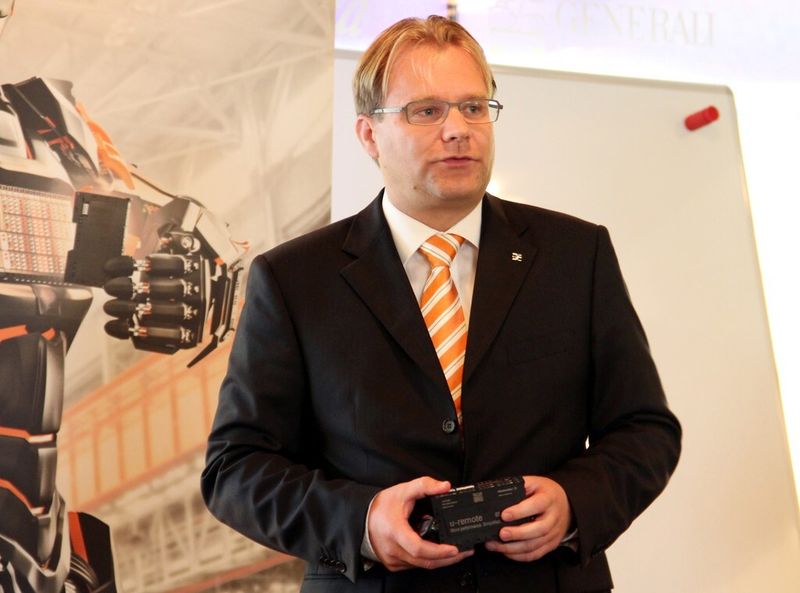Andreas Hoffmann, Produktmanager Remote I/O-System, erklärt, dass sich mit u-Remote eine Anlage viel schneller aufbauen lässt: werkzeuglos und mit vorkonfektionierten Leitungen. (Bild: Michel)