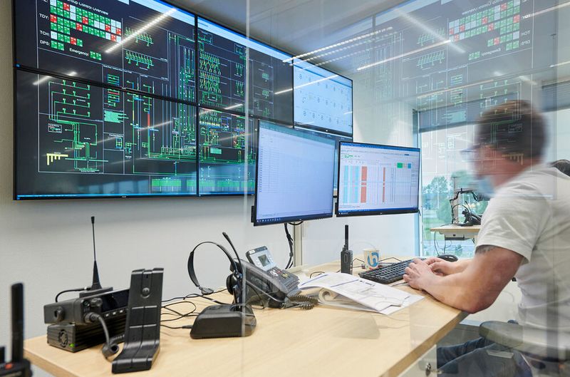 Kontrollraum: Mit KI lassen sich auch die Prozesse im Verteilzentrum optimieren – wie in der gesamten Supply Chain. (Bild: Witron)