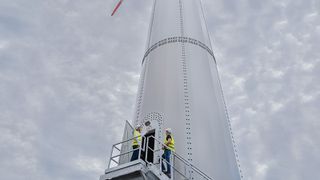 Die erste Enercon-Windenergieanlage mit einem emissionsreduziertem Hybrid-Stahlturm wurde kürzlich im Windpark Diepholzer Bruch errichtet. (Bild: Enercon)