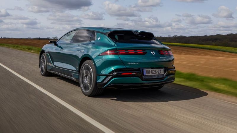 Wohlgeformt: das Heck mit zwei Spoilern und breiten Leuchtenbändern. (Bild: Denza)