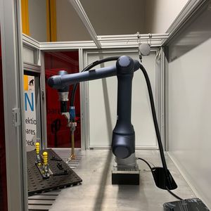 In der Schweißzelle arbeitet ein Cobot der Firma Doosan Robotics.(Bild:  Item)