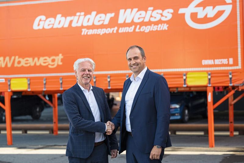 Farewell für Oskar Kramer (links), den bisherigen Landesleiter Landverkehr Schweiz bei Gebrüder Weiss. Nachfolger Thomas Niederer übernimmt eine gut aufgestellte Landesorganisation. (Bild: Gebrüder Weiss / Serra A.)