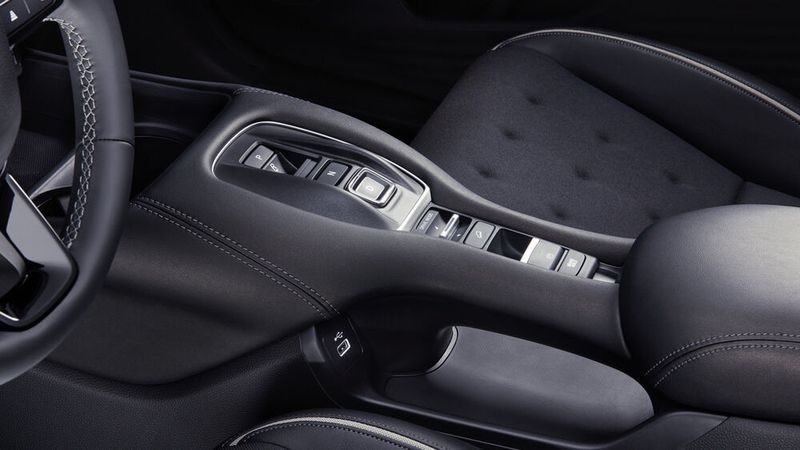 Die Automatik-Schalter sind mittig zwischen den Sitzen platziert. (Bild: Honda)