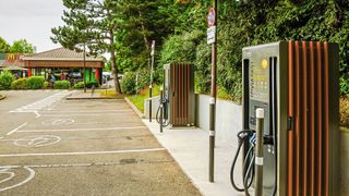 Izivia installiert derzeit Schnellladesäulen auf den Parkplätzen von mehr als 700 McDonald’s Restaurants in ganz Frankreich. Etwa 800 Ladesäulen der Serie Delta UFC 200 von Delta Electroncis werden eingesetzt. (Bild: Izivia - Anaïs Winterhalter)