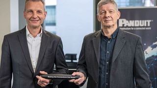 Ralph J. Lolies (rechts) übergibt den Staffelstab bei Panduit in EMEA an seinen Nachfolger Jens Holzhammer (links). (Bild: Pascal Richter Filmpassion/Panduit)