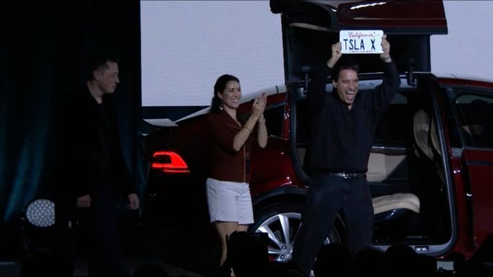 Nun übergeben wir die ersten sechs Fahrzeuge aus unserer Fertigung an ihre Käufer. (Tesla)