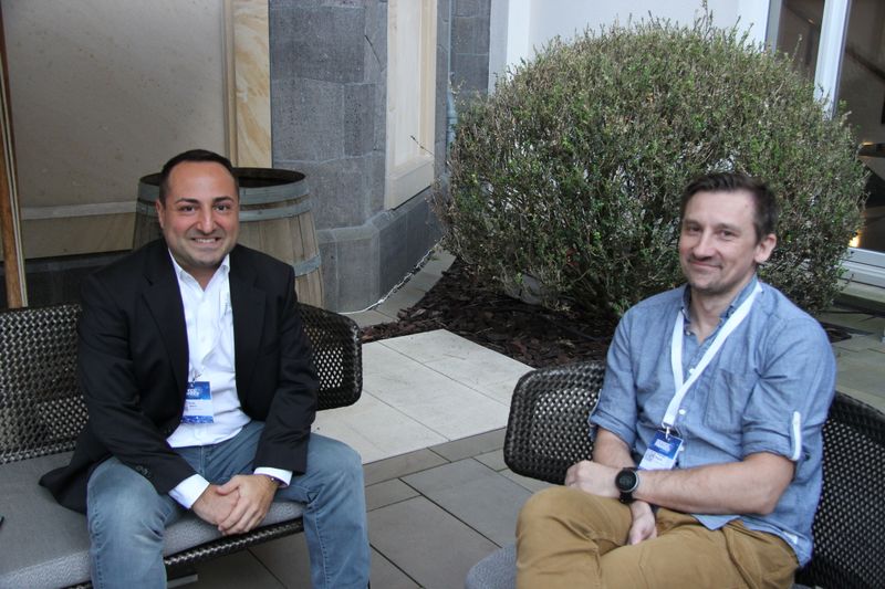 Nur eine kurze Störung durch den Fotografen und dann ist schon wieder Ruhe für intensive Vier-Augen-Gespräche. (Vogel IT-Medien GmbH)