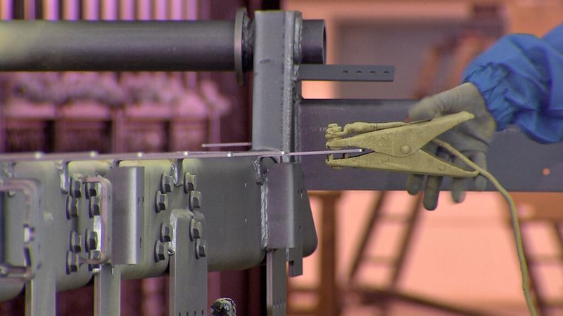 Das elektrostatische Verfahren ist eine Möglichkeit, um das Overspray beim Lackieren zu reduzieren und damit Lack einzusparen. (Bild: VDI-ZRE)