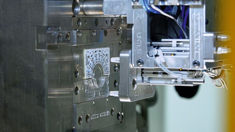 Eine besondere Herausforderung ist die Integration von Metallpins auf der Nucleocuvette, um eine Bestromung der Küvette für die Behandlung der Blutzellen zu ermöglichen.   (Bild: Rodinger Kunststoff-Technik GmbH)