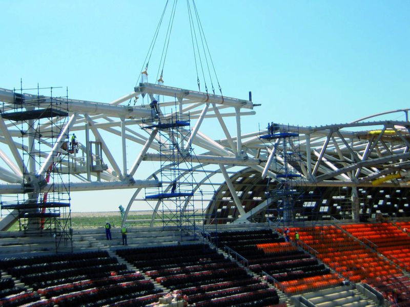 Das „Soccer City Stadium“ in Johannesburg ist Eröffnungs- und Finalstadion für die Fußball-WM 2010 mit einer Kapazität von 98 000 Zuschauern. Für die Dachkonstruktion wurden in Italien vorgefertigte Modulkomponenten verschifft und in Südafrika zunächst auf einem Montageplatz außerhalb des Stadions zu größeren Elementen zusammengebaut. Rund 1000 t MSH-Profile sind Teil der Dachkonstruktion. Bild: Cimolai (Archiv: Vogel Business Media)
