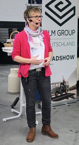 Daniela Klaas, Geschäftsführerin der Klaas Alu-Kranbau GmbH, stellt ihr Unternehmen vor. (Bild: BLM/Maruschzik)