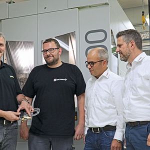 Die Kärcher-Prototypenbauer Achim Sanzenbacher und Michael Wussack freuen sich über die Unterstützung von Steffen Völker und Aleš Vurušič (v.l.) von Open Mind.(Bild:  Open Mind)