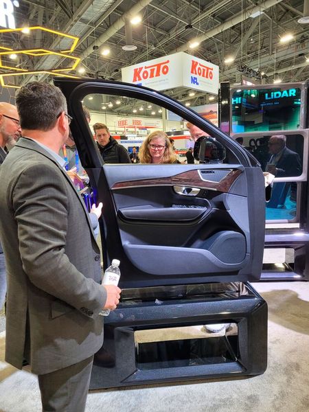 Gentex und Solace haben gemeinsam einen CES-Demonstrator entwickelt, der zeigt, wie die Solace-Technologie eingesetzt werden kann, um Strom- und Datenkabel in einer Fahrzeugtür zu ersetzen. (Bild: Stefanie Eckardt)