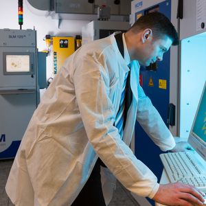 Ein langer Weg seit Gutenberg: Olaf Rehme analysiert ein CAD-Modell für sein nächstes Druck-Objekt