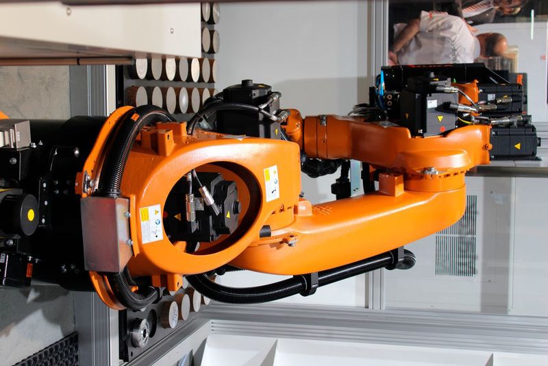 Erstmals wurde die Integrex-Lösung mit Roboter einem breiten Publikum auf der AMB vorgestellt. (Mazak)