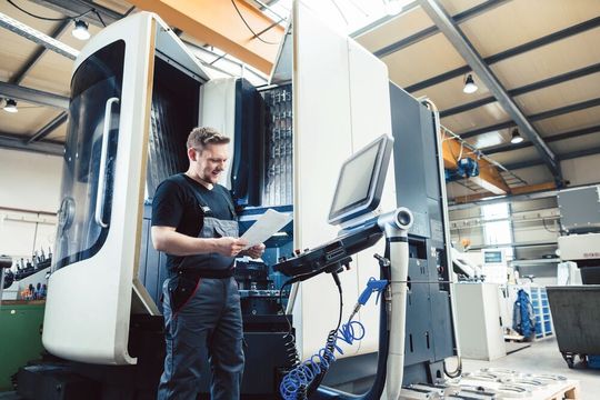 Der Lohnfertiger Metalldesign GmbH konnte durch eine neue Arbeitgeberstrategie innerhalb von zwei Monaten zwei CNC-Fachkräfte gewinnen. (Bild: ©  Kzenon - stock.adobe.com)