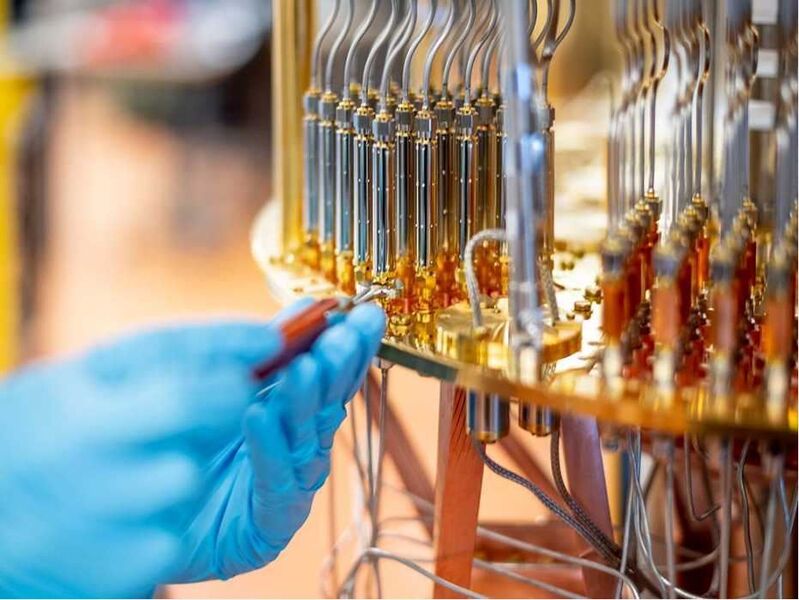 Die Zuleitungen zum Chip sind aus speziellen Materialien gefertigt, die das Arbeiten mit dem Quantenprozessor bei extrem tiefen Temperaturen zuverlässig ermöglichen. (ETH Zürich / Daniel Winkler)