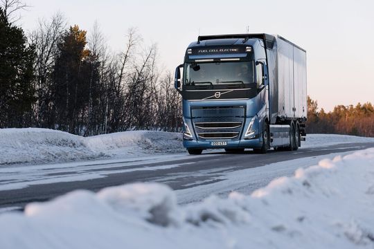 Rollt öffentlich! Volvo Trucks hat seinen Wasserstoff-Lkw erstmals auf der Staße getestet. Wasserstoffbetriebene Elektro-Lkw werden, wie es weiter heißt, ein wichtiger Punkt zur emissionsfreien Produktpalette der Schweden.(Bild:  Volvo Trucks)