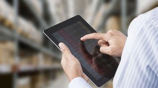 Bei der agilen Bestandsoptimierung von Ersatzteilen kollaborieren intelligente Algorithmen mit den Menschen im Planungsprozess. Dabei erfordert die künstliche Intelligenz von den Beteiligten Verständnis für Technologie und Vertrauen ins System. (©Warakorn - stock.adobe.com)