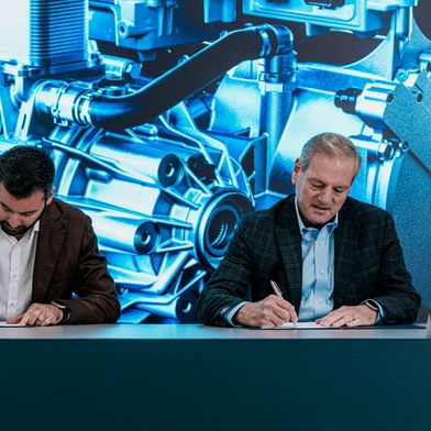 Der saudische E-Autohersteller CEER erweitert sein Lieferentennetzwerk. Im Bild: Mate Rimac, Chef von Rimac Technology (l.), und James DeLuca, Chef von Ceer Motors, bei einer früheren Vertragsunterzeichnung Ende 2024. (Bild: Rimac)