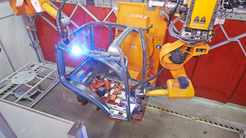 Am Standort Asbach-Bäumenheim fertigen 1.200 Mitarbeiter im Drei-Schicht-Betrieb die Sicherheitskabinen für die High-Tech-Traktoren von Fendt. (Bild: eckhardreuterfotodesign)