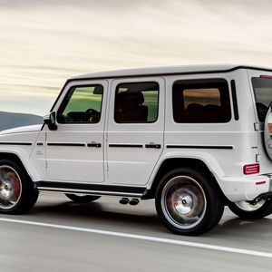 Kaum zu glauben, doch wer es darauf ankommen lässt, kann mit dem G 63 in 4,5 Sekunden aus dem Stand auf Tempo 100 sprinten.(Bild:  Mercedes)