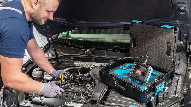 Über das fünf Zoll große Display erhält der Anwender Einblicke, die ihm im verbauten Zustand der Komponente sonst verborgen bleiben. (Bild:  Hazet)