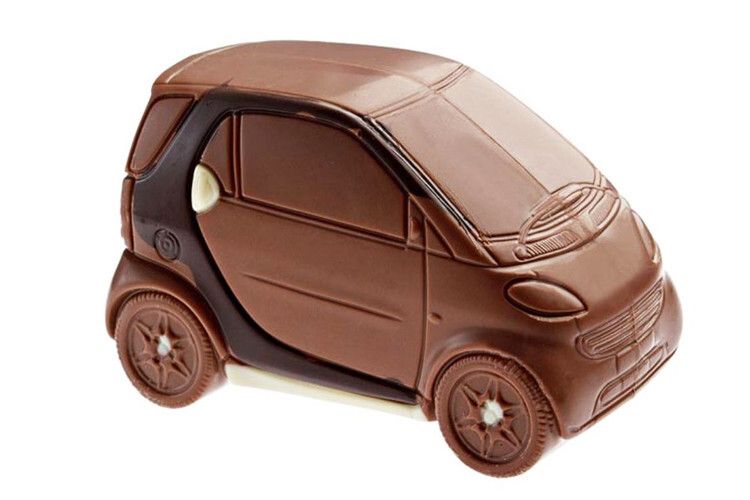 Süßer Smartie: Die Confiserie Hussel bietet neben einem Smart oder Beetle auch Rennwagen aus Vollmilchschokolade an. (Foto: Smart)