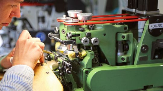 Finition de la pièce avec meule en métal dur chez Gimmel Rouages SA Finition de la pièce avec meule en métal dur chez Gimmel Rouages SA