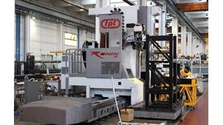 „Brot-und-Butter-Maschine“ des italienischen Werkzeugmaschinenherstellers ist die FPT-Fahrständerfräsmaschine Ronin in Monoblockstruktur mit integriertem Längsschlitten. (Bild: Kuttkat)