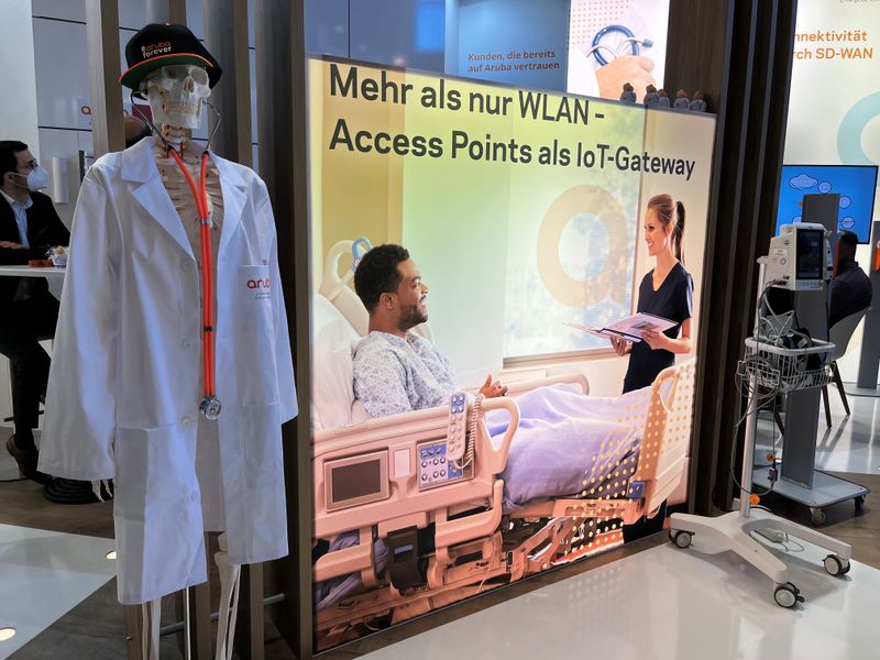 Hingucker am Messestand von ... (su)