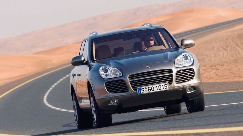 Der Cayenne war damals das schnellste SUV, welches in Serie gefertigt wurde. Aufgrund seines aufwändigen Allradantriebs mit dynamischer Längssperre und der Luftfederung (teilweise optional) besitzt er auch gute Geländeeigenschaften. Allerdings schränken die üblicherweise montierten, auf hohe Geschwindigkeiten ausgelegten Niederquerschnittsreifen die Geländetauglichkeit teilweise stark ein. Spitzenmodell war der Cayenne Turbo S: 383 kW (521 PS) bei 5500/min, 720 Nm bei 2750–3750/min und in 5,2 von 0 auf 100 km/h. Höchtgeschwindigkeit: 270 km/h. (Bild: Hersteller)