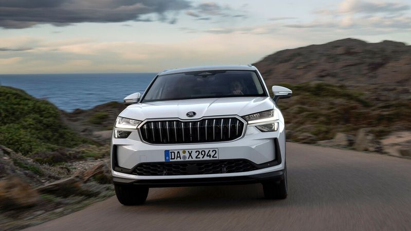 Wer häufige Ladepausen liebt, kann sich im Kodiaq an die 210 km/h heranwagen oder sich mit der kombinierten Kraft beider Herzen in 8,4 Sekunden aus dem Stand auf Tempo 100 katapultieren. (Bild: Skoda)